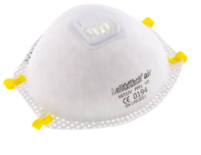 Detailaufnahme der Maske, die das Ausatemventil und den Nasenbügel zeigt